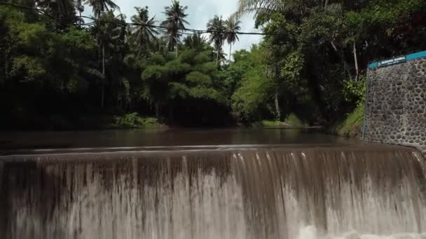 インドネシアの水田の水供給のための古いダムのドローンからのビデオ — ストック動画