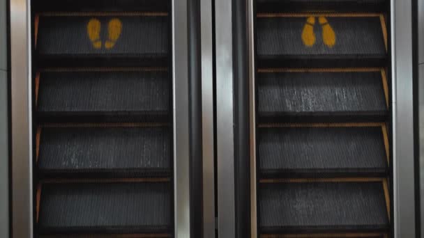 Schwarzer Treppenescolator Einem Einkaufszentrum Mit Einem Fußabdruck Schild Zur Wahrung — Stockvideo