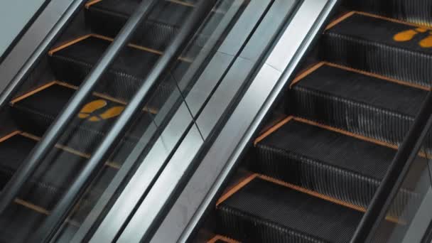 Fekete Lépcső Mozgólépcső Egy Bevásárlóközpontban Lábnyomjelzéssel Társadalmi Távolság Megtartására — Stock videók