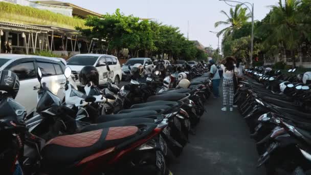 Kuta Kabupaten Badung Bali Indonesië November 2020 Veel Motorfietsen Staan — Stockvideo