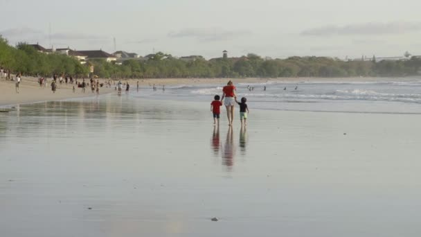 Kuta Kabupaten Badung Bali Indonesien November 2020 Ung Mor Går — Stockvideo