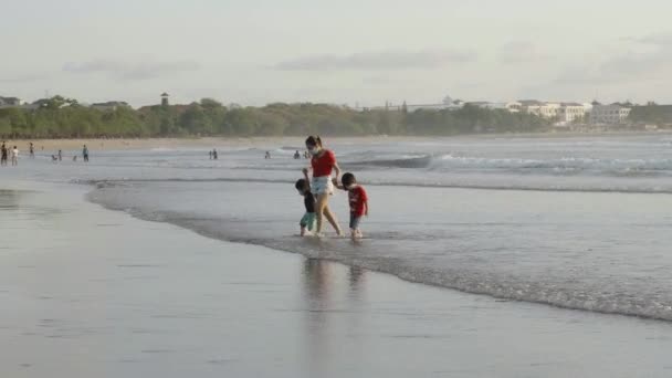 Kuta Kabupaten Badung Bali Indonesia November 2020 Young Mother Walks — Stock Video