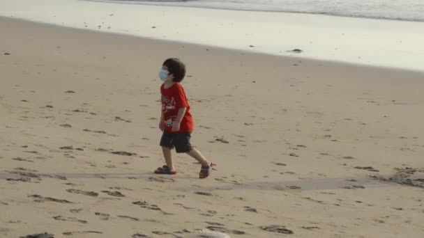 Kuta Kabupaten Badung Bali Indonezja Listopada 2020 Dzieci Plaży Ubrane — Wideo stockowe