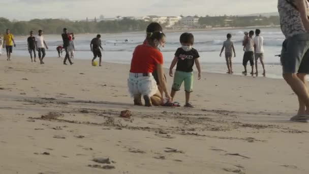 Kuta Kabupaten Badung Bali Indonesia November 2020 Young Mother Walks — Stock Video