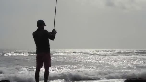 Kuta Kabupaten Badung Μπαλί Ινδονησία Νοέμβριος 2020 Ινδονήσιος Ψαράς Καλάμι — Αρχείο Βίντεο