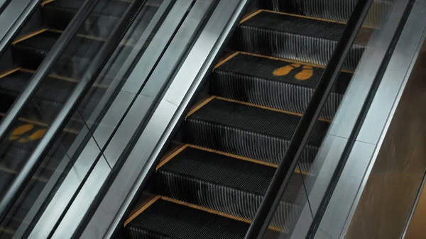 Schwarzer Treppenescolator Einem Einkaufszentrum Mit Einem Fußabdruck Schild Zur Wahrung — Stockfoto