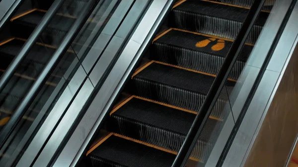 Escoleur Escalier Noir Dans Centre Commercial Avec Panneau Empreinte Pour — Photo