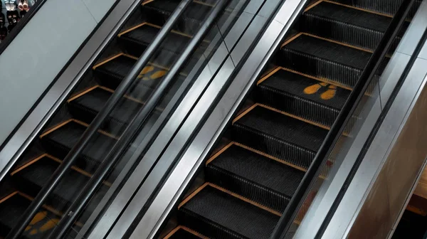 Escoleur Escalier Noir Dans Centre Commercial Avec Panneau Empreinte Pour — Photo