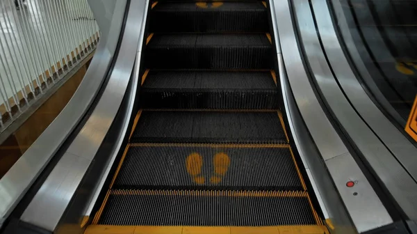 Black Staircase Escolator Shopping Center Footprint Sign Keeping Social Distance — Stock Photo, Image