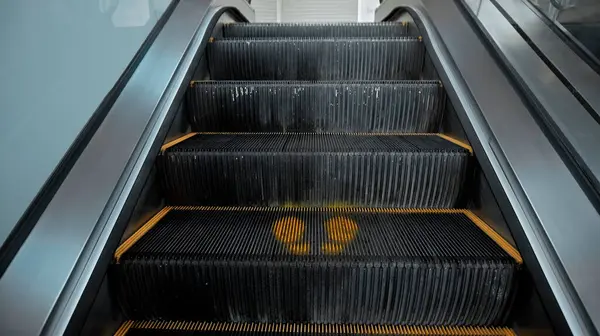 Scala Nera Escolator Centro Commerciale Con Segno Impronta Mantenere Una — Foto Stock