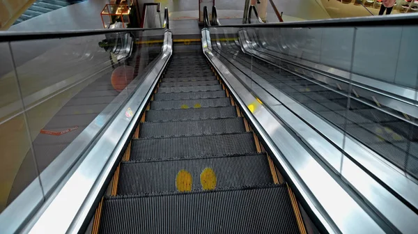 Scala Nera Escolator Centro Commerciale Con Segno Impronta Mantenere Una — Foto Stock