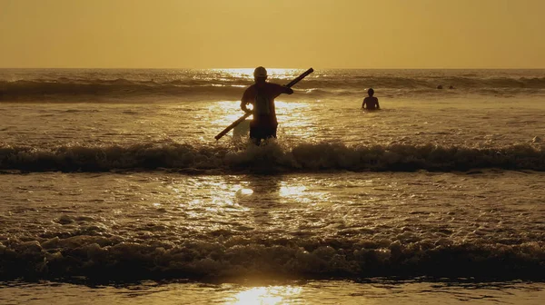Silhueta Jovem Montando Surf Com Uma Raquete Pôr Sol — Fotografia de Stock