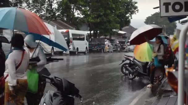 Kuta Kabupaten Badung Bali Indonésia Novembro 2020 Jovens Com Guarda — Vídeo de Stock