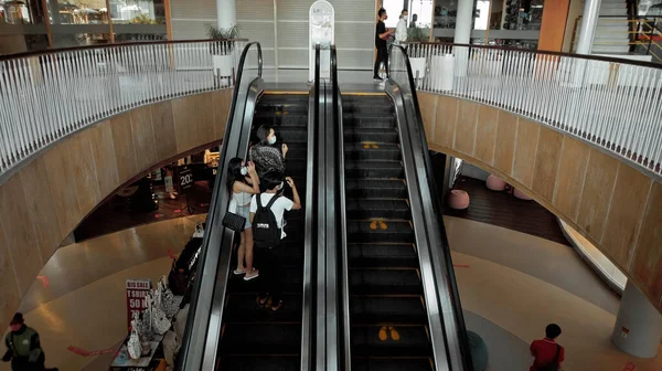 カブーパテン バダン インドネシア 2020年11月6日 社会的距離を保つための足跡記号を持つショッピングセンターの黒い階段エスカレーター — ストック写真