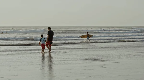 Kuta Kabupaten Badung Bali Indonesia November 2020 Young Father Walk — 图库照片