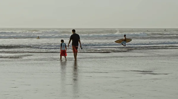 Kuta Kabupaten Badung Bali Indonesia November 2020 Young Father Walk — 图库照片