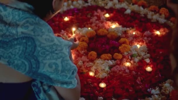 Video Aprins Lumânare Într Cerc Flori Colorate Seara Festivalul Diwali — Videoclip de stoc
