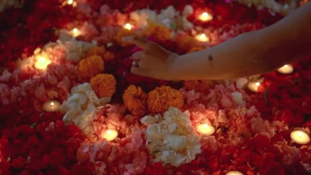 ビデオはディワリ祭の夜にカラフルな花の輪にろうそくを灯しました — ストック動画