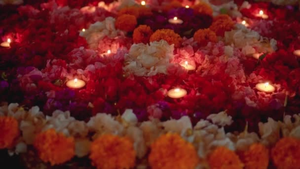 Video Encendió Una Vela Círculo Flores Colores Noche Festival Diwali — Vídeos de Stock