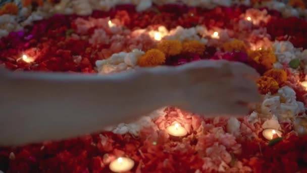 Видео Зажгло Свечу Кругу Разноцветных Цветов Вечером Фестивале Дивали — стоковое видео