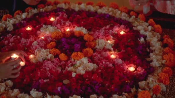 Video Zapálilo Svíčku Kruhu Barevných Květin Večer Festivalu Diwali — Stock video