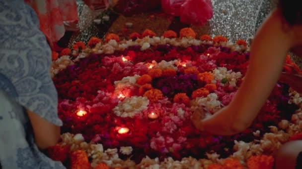 Video Entzündet Eine Kerze Einem Kreis Bunter Blumen Abend Beim — Stockvideo