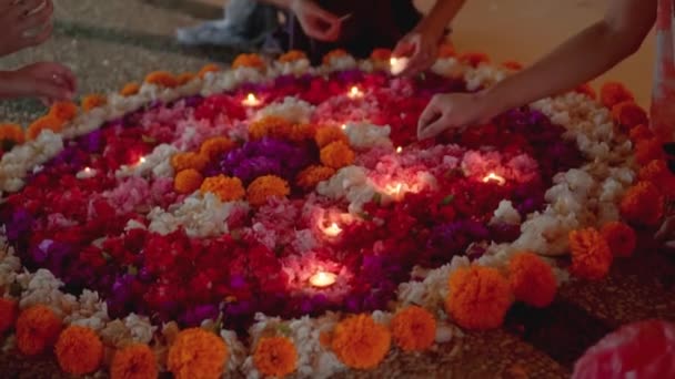 Відео Запалило Свічку Колі Яскравих Квітів Увечері Святі Дівалі — стокове відео