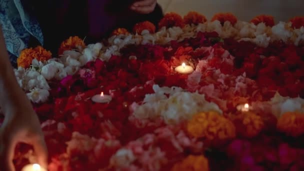 Video Aprins Lumânare Într Cerc Flori Colorate Seara Festivalul Diwali — Videoclip de stoc