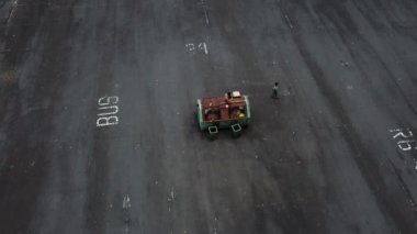 4K video, bir çöp kutusunun uçan dronu hareket bulanıklığı ile yolda duruyor. 