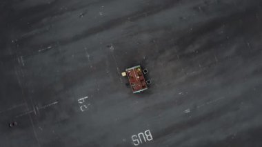 4K video, bir çöp kutusunun uçan dronu hareket bulanıklığı ile yolda duruyor. 