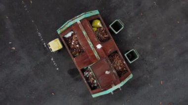 4K video, bir çöp kutusunun uçan dronu hareket bulanıklığı ile yolda duruyor. 