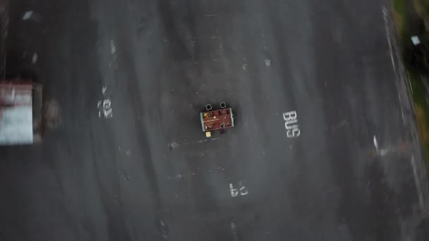 Відео Літаючого Безпілотника Сміттєвої Коробки Стоїть Дорозі Розмиттям Руху — стокове відео