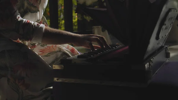 Uma Menina Sentada Chão Madeira Tocando Harmonium Instrumento Étnico Indiano — Fotografia de Stock