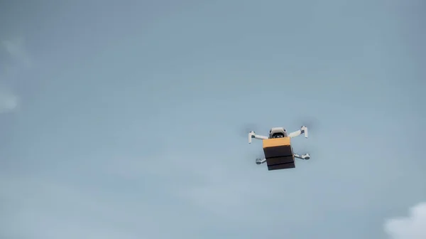 Foto Voo Drone Entrega Céu Com Realização Uma Parcela Papelão — Fotografia de Stock