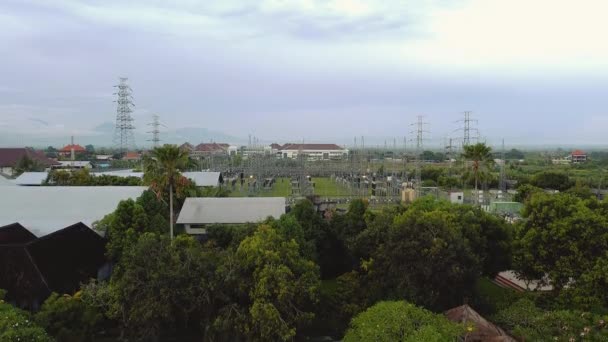 Vídeo Drone Estação Transmissão Elétrica Com Postes Metal Fios Elétricos — Vídeo de Stock