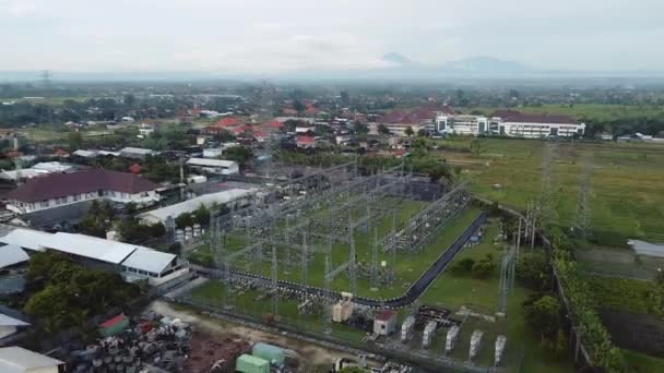 Vídeo Drone Estação Transmissão Elétrica Com Postes Metal Fios Elétricos — Vídeo de Stock