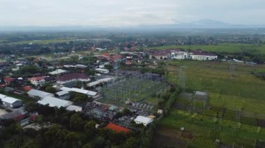 Metal direkler ve elektrik kablolarıyla elektrik iletim istasyonunun İHA 'sından 4K video.