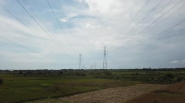 Metal direkler ve elektrik kablolarıyla elektrik iletim istasyonunun İHA 'sından 4K video.