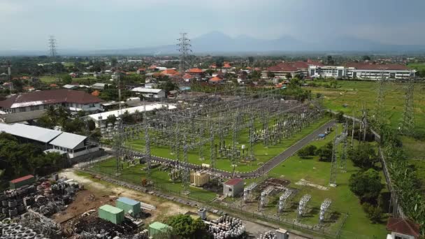 Vídeo Desde Dron Estación Transmisión Eléctrica Con Postes Metálicos Cables — Vídeos de Stock