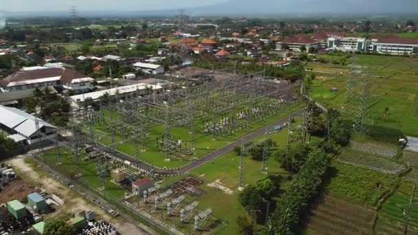 Video Dronu Elektrické Přenosové Stanice Kovovými Tyčemi Elektrickými Vodiči — Stock video