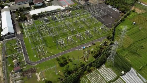 Vídeo Drone Estação Transmissão Elétrica Com Postes Metal Fios Elétricos — Vídeo de Stock