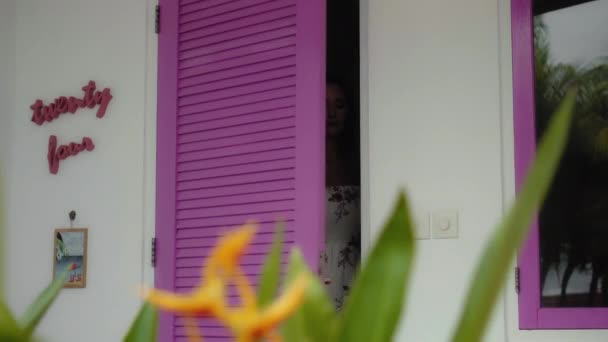 Young Beautiful European Girl Brunette Leaving Home Opening Pink Door — Stock Video