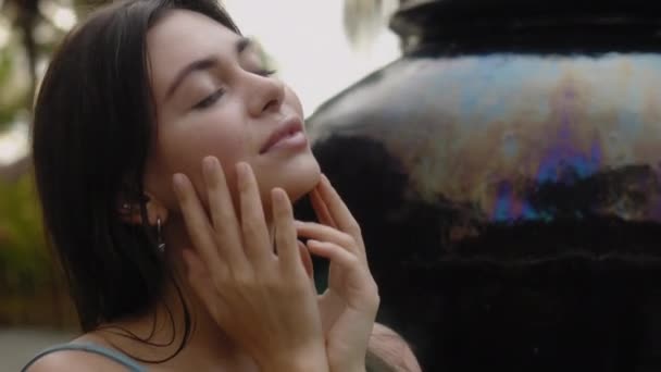 Обличчя Молодої Красивої Європейської Брюнетки Купальнику Сидить Біля Басейну Торкаючись — стокове відео