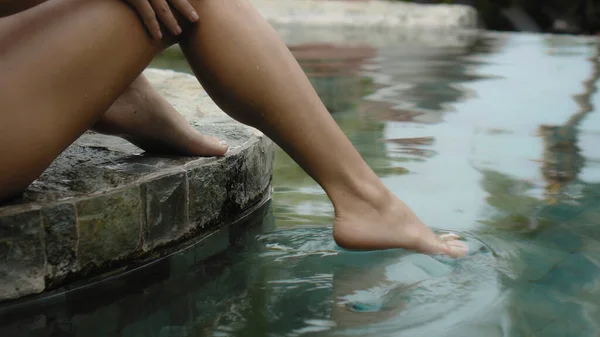 Ноги Молодой Красивой Европейской Девушки Купальнике Крупным Плаванием Сидящей Бассейна — стоковое фото