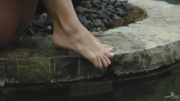 Les Jambes Une Jeune Belle Européenne Maillot Bain Gros Plan — Photo