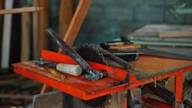 Atölyedeki ağacın boyunu ölçen ustasının 4 km 'lik görüntüsü ve daha sonraki testere için bir cetvel.