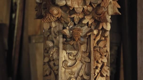 Πλάνα Ξύλινα Πάνελ Εικονιστική Κοπή Χειροποίητα Ινδονησιακό Παραδοσιακό Στυλ Για — Αρχείο Βίντεο