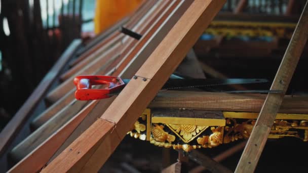 Materiał Ręczna Piła Obróbki Drewna Leżąca Drewnianej Konstrukcji Której Część — Wideo stockowe