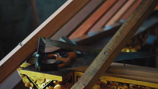 Materiał Ręczna Piła Obróbki Drewna Leżąca Drewnianej Konstrukcji Której Część — Wideo stockowe