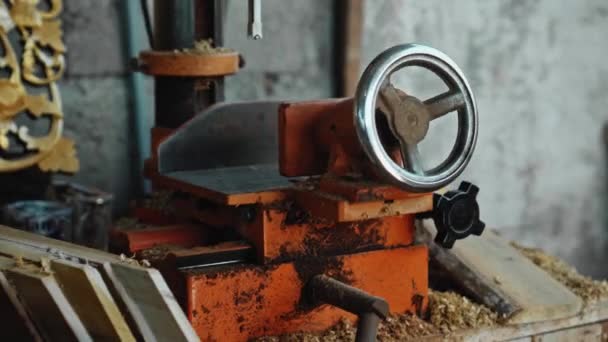 Filmmaterial Bohrmaschine Zur Holzbehandlung Steht Auf Einem Holztisch Der Werkstatt — Stockvideo